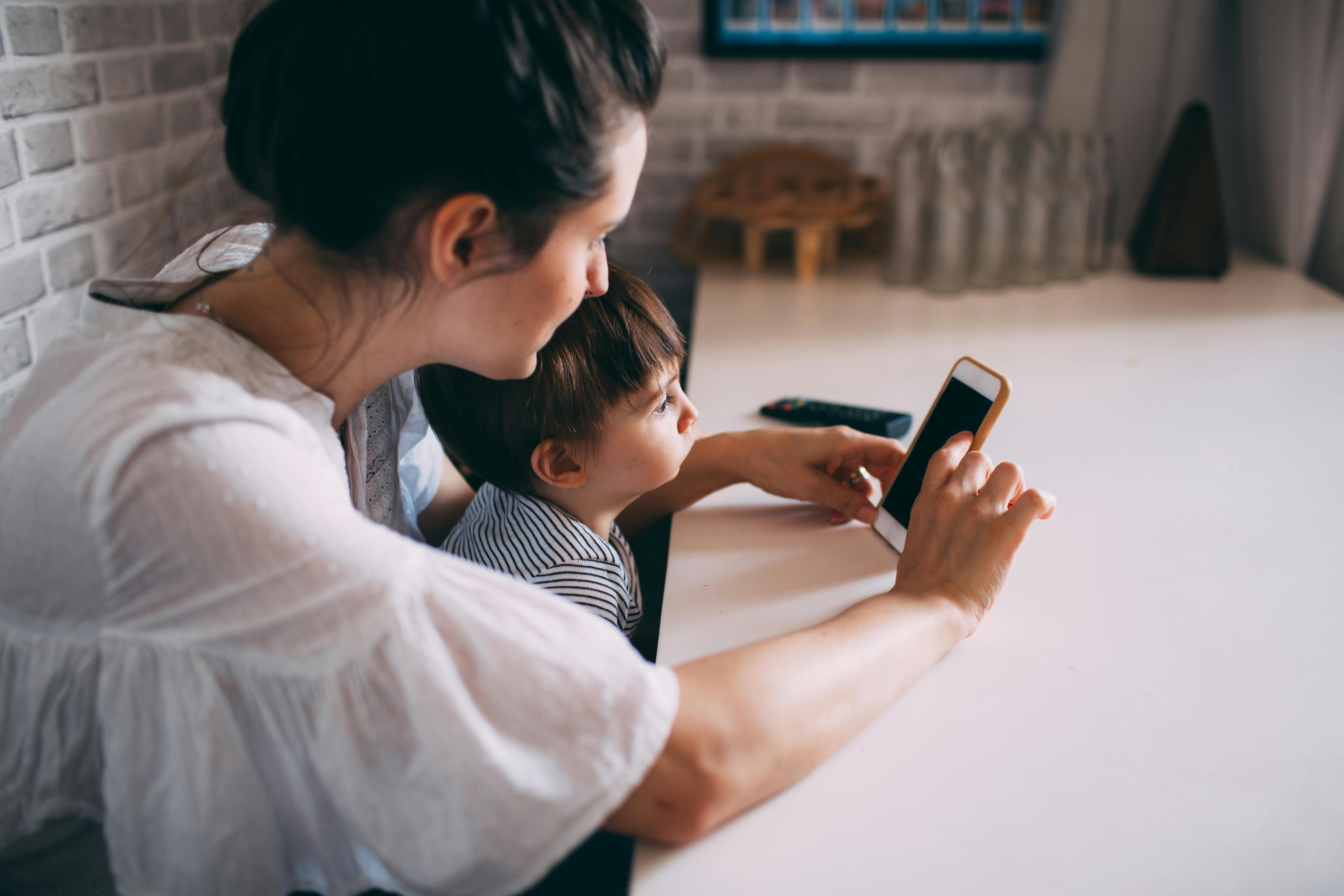Rodzic rozmawiający z dzieckiem